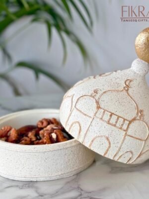 صحن تقديم مع غطاء