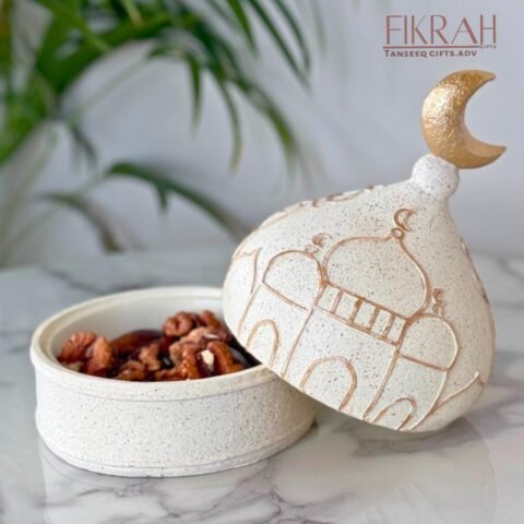 صحن تقديم مع غطاء