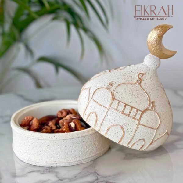 صحن تقديم مع غطاء