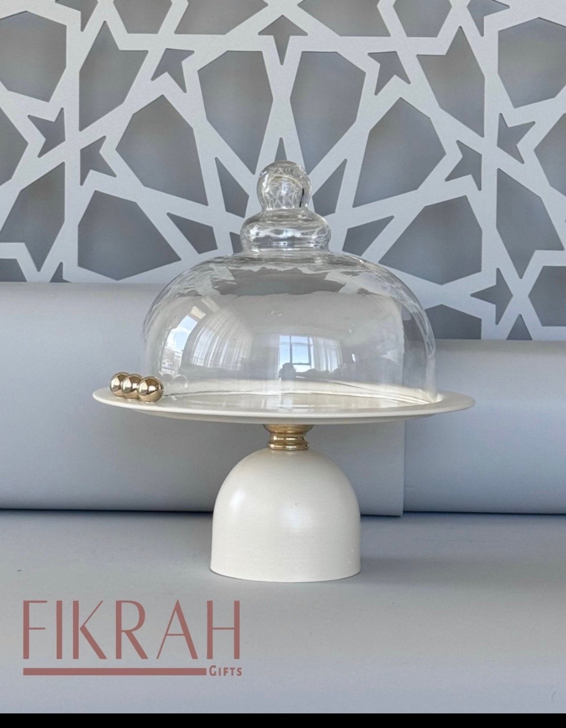 Cake stand with glass cover